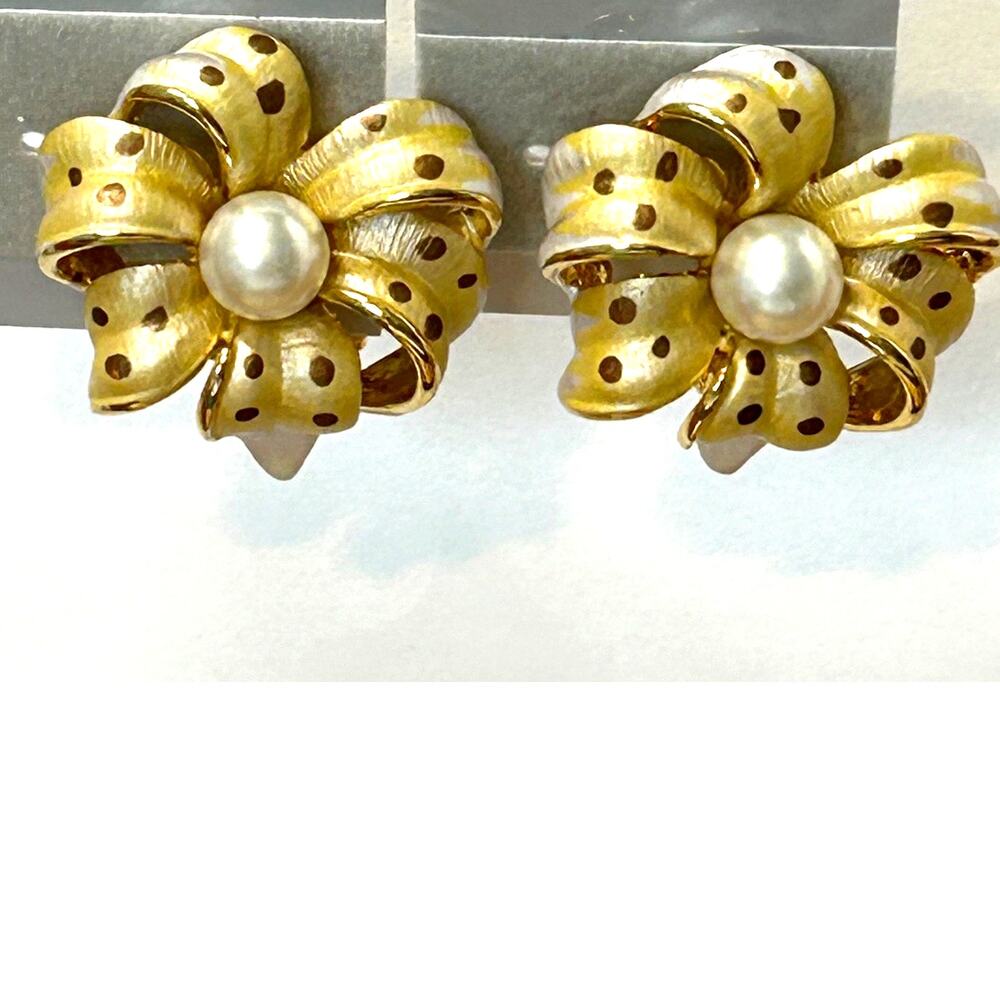 Vintage Gold White Spotted Tigerlily Faux‎ Pearl Center Lever Back Post Earrings